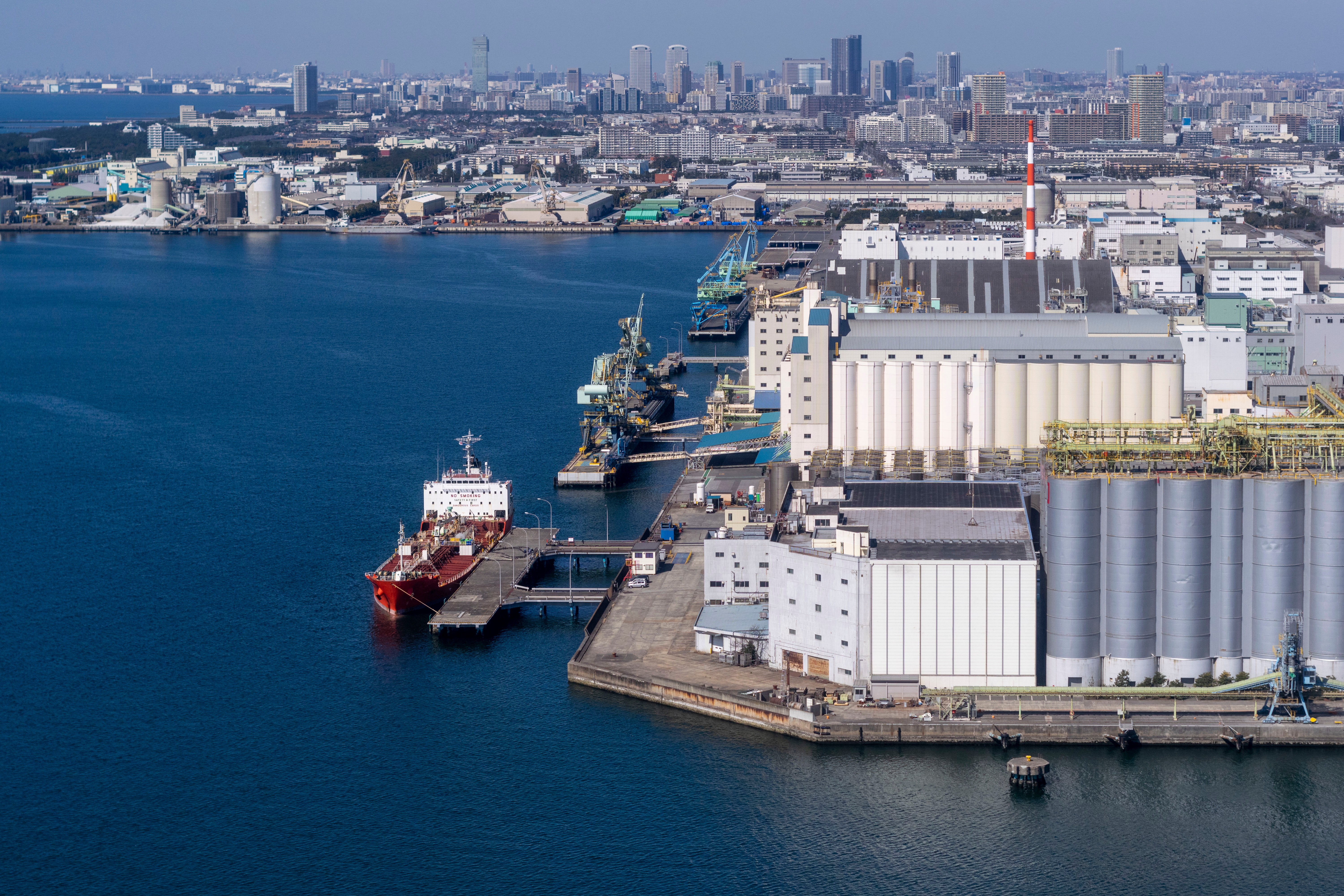 港のサイロと工業地帯